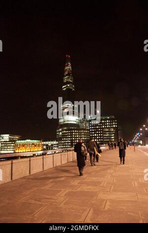 The Shard (vu de nuit depuis le London Bridge), Londres, Royaume-Uni Banque D'Images