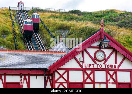 Funiculaire de la falaise allant de la promenade supérieure jusqu'à la jetée victorienne, Saltburn by the Sea, North Yorkshire, Angleterre, Royaume-Uni Banque D'Images