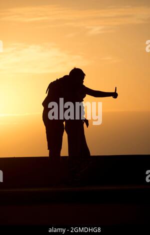 Silhouette de jeune couple faisant un selfie au coucher du soleil. Banque D'Images