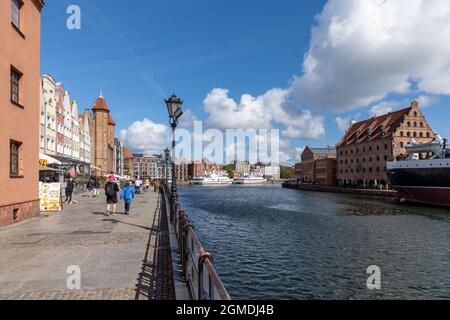 Danzig, Pologne - 2 septembre 2021 : promenade le long du canal dans le centre historique de la vieille ville de DanzigDanzig, Pologne - 2 septembre 2021 : ' Banque D'Images