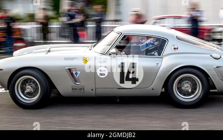 Goodwood, Royaume-Uni. 17 septembre 2021. Ferrari 250 GT conduite par Jochen Mass et Hohn Hugenholtz dans le Stirling Moss Memorial Trophy au Goodwood Revival Festival au circuit de Goodwood, Sussex, Royaume-Uni, le 17 septembre 2021. Photo de Phil Hutchinson. Utilisation éditoriale uniquement, licence requise pour une utilisation commerciale. Aucune utilisation dans les Paris, les jeux ou les publications d'un seul club/ligue/joueur. Crédit : UK Sports pics Ltd/Alay Live News Banque D'Images