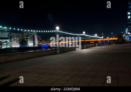 Vue de nuit sur la Tamise et sur le London Bridge depuis North Bank River Walk, Londres, Royaume-Uni Banque D'Images