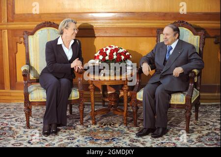 Le Président algérien Abdelaziz Bouteflika reçoit la ministre française de l'intérieur Michele Alliot-Marie au Palais El Mouradia à Alger, en Algérie, le 6 mai 2008. Photo par Elodie Gregoire/ABACAPRESS.COM Banque D'Images