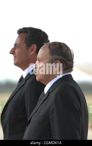 Le président algérien Abdelaziz Bouteflika accueille le président français Nicolas Sarkozy à l'aéroport de Houari Boumedienne à Alger, en Algérie, le 10 juillet 2007. Photo de Jacques Witt/Pool/ABACAPRESS.COM Banque D'Images