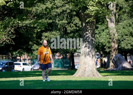 Un fan de Hull City devant le MKM Stadium avant le match Banque D'Images