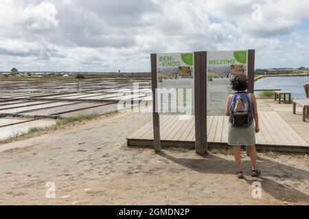 Femme debout devant un panneau d'information musée en plein air éco-musée, Aveiro salinas, salines dans la ville d'Aveiro, Portugal Banque D'Images