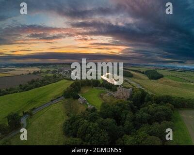 Château de Norham au coucher du soleil, construit par les Prince évêques le château se dresse au-dessus de la rivière Tweed sur la frontière anglo-écossaise Banque D'Images