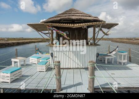 Petit bar sur pilotis dans les casseroles salées d'Aveiro, Portugal. Banque D'Images