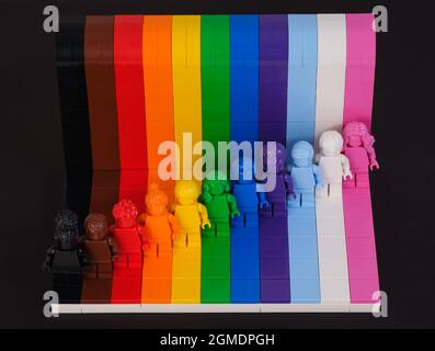 Tambov, Fédération de Russie - 10 août 2021 onze figurines monochromes Lego sur fond arc-en-ciel sur fond noir. .LEGO tout le monde est génial k Banque D'Images