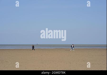 Belle vue lumineuse sur la plage de Sandymount, Dublin, Irlande. Les gens marchent. Espaces ouverts. Haute résolution Banque D'Images