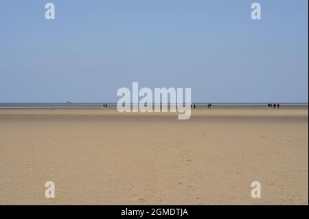 Belle vue lumineuse sur la plage de Sandymount, Dublin, Irlande. Les gens marchent. Espaces ouverts. Haute résolution Banque D'Images