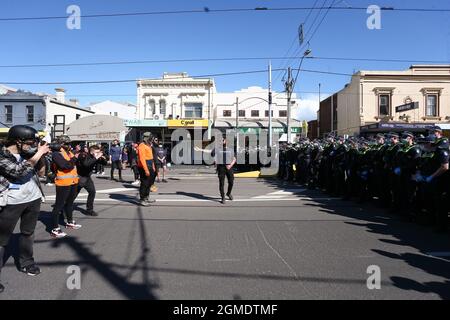 Melbourne, Australie, 18 septembre 2021. Un manifestant tente de déracter la police lors de la manifestation Freedom le 18 septembre 2021 à Melbourne, en Australie. Les manifestations pour la liberté font partie d'un mouvement de protestation coordonné au niveau international visant les restrictions de la COVID-19, la vaccination et les efforts de santé publique des gouvernements. Crédit : Dave Helison/Speed Media/Alamy Live News Banque D'Images