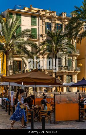 Palma de Majorque, Espagne; septembre 10 2021: Plaza de la Lonja dans le centre historique de Palma de Majorque au coucher du soleil en été. Touristes ayant une dr Banque D'Images