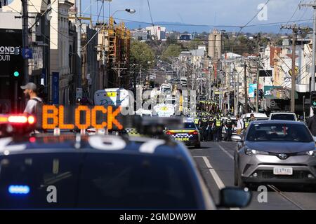 Melbourne, Australie, 18 septembre 2021. Un grand nombre de policiers ont été vus lors de la manifestation de la liberté le 18 septembre 2021 à Melbourne, en Australie. Les manifestations pour la liberté font partie d'un mouvement de protestation coordonné au niveau international visant les restrictions de la COVID-19, la vaccination et les efforts de santé publique des gouvernements. Crédit : Dave Helison/Speed Media/Alamy Live News Banque D'Images