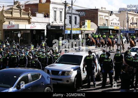 Melbourne, Australie, 18 septembre 2021. Un grand nombre de policiers ont été vus lors de la manifestation de la liberté le 18 septembre 2021 à Melbourne, en Australie. Les manifestations pour la liberté font partie d'un mouvement de protestation coordonné au niveau international visant les restrictions de la COVID-19, la vaccination et les efforts de santé publique des gouvernements. Crédit : Dave Helison/Speed Media/Alamy Live News Banque D'Images