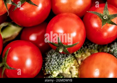 gros plan des tomates cerises en vrac et des branches de brocoli Banque D'Images