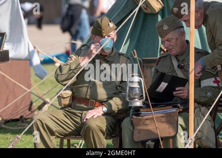 IWM Duxford, Cambridgeshire, Royaume-Uni. 18 septembre 2021. Premier jour du spectacle aérien de la bataille d'Angleterre à IWM Duxford, l'ancien site de la RAF qui a joué un rôle central comme base pour de nombreux pilotes de Spitfire et d'ouragan pendant la Seconde Guerre mondiale. Les grandes foules regardent l'équipage de réacteur se préparer à l'exposition de vol et à la garde à domicile en service. Crédit : Malcolm Park/Alay Live News Banque D'Images