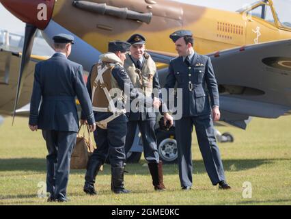 IWM Duxford, Cambridgeshire, Royaume-Uni. 18 septembre 2021. Premier jour du spectacle aérien de la bataille d'Angleterre à IWM Duxford, l'ancien site de la RAF qui a joué un rôle central comme base pour de nombreux pilotes de Spitfire et d'ouragan pendant la Seconde Guerre mondiale. Les grandes foules regardent l'équipage de réacteur se préparer à l'exposition de vol devant Supermarine Spitfires. Crédit : Malcolm Park/Alay Live News Banque D'Images