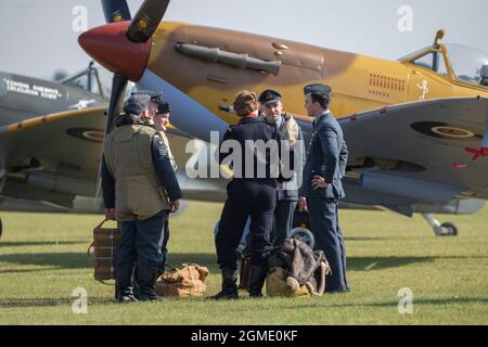 IWM Duxford, Cambridgeshire, Royaume-Uni. 18 septembre 2021. Premier jour du spectacle aérien de la bataille d'Angleterre à IWM Duxford, l'ancien site de la RAF qui a joué un rôle central comme base pour de nombreux pilotes de Spitfire et d'ouragan pendant la Seconde Guerre mondiale. Les grandes foules regardent l'équipage de réacteur se préparer à l'exposition de vol devant Supermarine Spitfires. Crédit : Malcolm Park/Alay Live News Banque D'Images