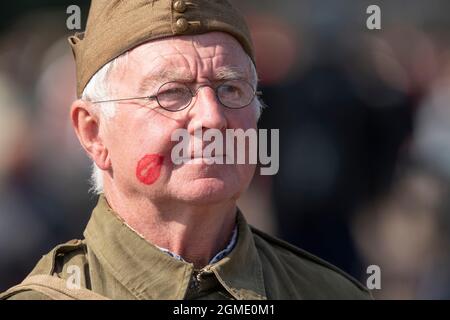 IWM Duxford, Cambridgeshire, Royaume-Uni. 18 septembre 2021. Premier jour du spectacle aérien de la bataille d'Angleterre à IWM Duxford, l'ancien site de la RAF qui a joué un rôle central comme base pour de nombreux pilotes de Spitfire et d'ouragan pendant la Seconde Guerre mondiale. Les grandes foules regardent l'équipage de réacteur se préparer à l'exposition de vol et à la garde à domicile en service. Crédit : Malcolm Park/Alay Live News Banque D'Images