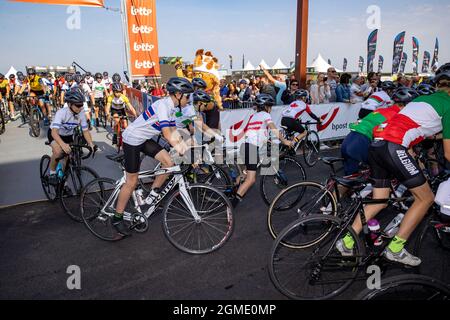 L'illustration montre le pack de cavaliers lors de la cérémonie d'ouverture des Championnats du monde UCI, Cyclisme sur route Flandre 2021, à Knokke-Heist Banque D'Images