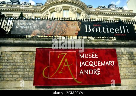 Paris, France. 18 septembre 2021. Les gens regardent des peintures pendant qu'ils visitent l'exposition Botticelli au musée Jacquemart-Andre à Paris, France, le 17 septembre 2021. Photo par Karim ait Adjedjou/avenir Pictures/ABACAPRESS.COM crédit: Abaca Press/Alay Live News Banque D'Images