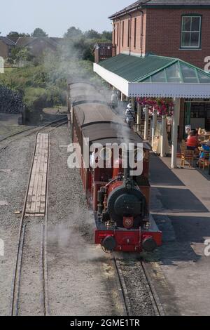 Un train attend à la gare de Tywyn Wharf, à la Talyllyn Railway, Gwynedd, au pays de Galles. Le chemin de fer de Talyllyn est un petit calibre conservé r Banque D'Images