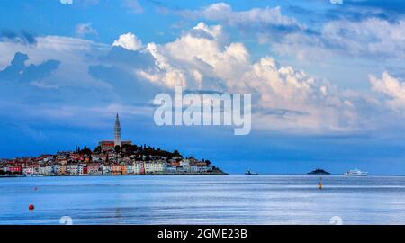 La ville de Rovinj sur la péninsule Istrienne en Croatie. La ville est également connue par son nom italien de Rovivino. Situé sur la côte ouest de l'ISTR Banque D'Images