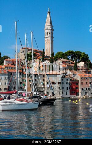 La ville de Rovinj sur la péninsule Istrienne en Croatie. La ville est également connue par son nom italien de Rovivino. Situé sur la côte ouest de l'ISTR Banque D'Images