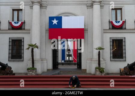 Santiago, Metropolitana, Chili. 18 septembre 2021. Préparatifs avant la photo officielle du gouvernement au Palacio la Moneda, le jour de l'indépendance du Chili. (Credit image: © Matias Basualdo/ZUMA Press Wire) Credit: ZUMA Press, Inc./Alamy Live News Banque D'Images