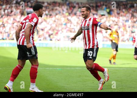 KINGSTON UPON HULL, ROYAUME-UNI. 18 SEPT. Billy Sharp (10) de Sheffield United et Morgan Gibbs-White (27) nouvellement signé célèbrent après le but d'ouverture lors du match du championnat Sky Bet entre Hull City et Sheffield United au KC Stadium, Kingston upon Hull, le samedi 18 septembre 2021. (Crédit : Emily Moorby | MI News) crédit : MI News & Sport /Alamy Live News Banque D'Images