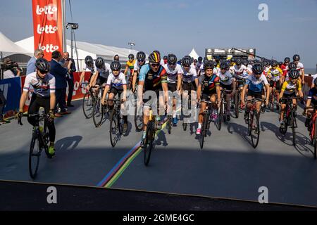 L'illustration montre le pack de cavaliers lors de la cérémonie d'ouverture des Championnats du monde UCI, Cyclisme sur route Flandre 2021, à Knokke-Heist Banque D'Images