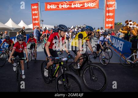 L'illustration montre le pack de cavaliers lors de la cérémonie d'ouverture des Championnats du monde UCI, Cyclisme sur route Flandre 2021, à Knokke-Heist Banque D'Images