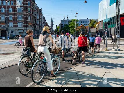 Les cyclistes sur les pistes cyclables, sur la rue Vester Voldgade, dans le centre-ville de Copenhague, est considéré comme la capitale mondiale du cyclisme, 45% des résidents font thei Banque D'Images