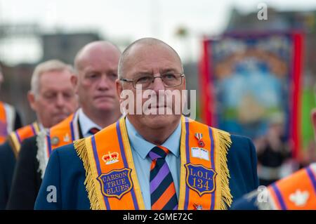 Glasgow, Écosse, Royaume-Uni. 18 septembre 2021. Les marcheurs participant à la marche annuelle d'Orange pour marquer la victoire du prince William d'Orange sur le roi James II à la bataille de la Boyne en 1690. Cette année, plusieurs défilés ont défilé dans la ville, y compris la pose d'une couronne au cénotaphe de George Square, puis se sont réunis à Glasgow Green pour célébrer le 200e anniversaire des défilés de Glasgow. Credit: SKULLY/Alay Live News Banque D'Images