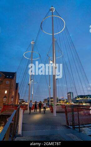 Cyclistes sur le vélo de Cirkelbroen et la passerelle, au-dessus du port, dans le quartier de Christianshavens, Copenhague est considérée comme la capitale du cyclisme de Banque D'Images