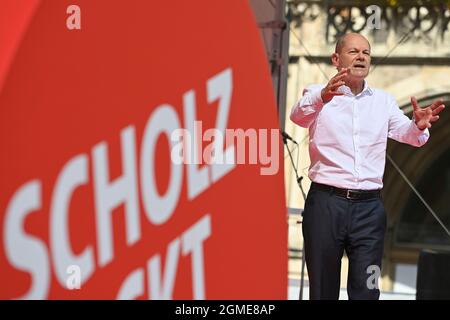 Munich, Allemagne. 18 septembre 2021. OLAF SCHOLZ sur scène, geste, image unique, motif unique découpé, demi-figurine, demi-chiffre. Événement électoral avec le candidat chancelier OLAF SCHOLZ (SPD) à Munich le 18 septembre 2021. Credit: dpa/Alay Live News Banque D'Images