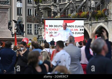 Munich, Allemagne. 18 septembre 2021. Mur vidéo avec OLAF Scholz et Publiku, événement de campagne électorale avec le candidat chancelier OLAF SCHOLZ (SPD) à Munich le 18 septembre 2021. Credit: dpa/Alay Live News Banque D'Images