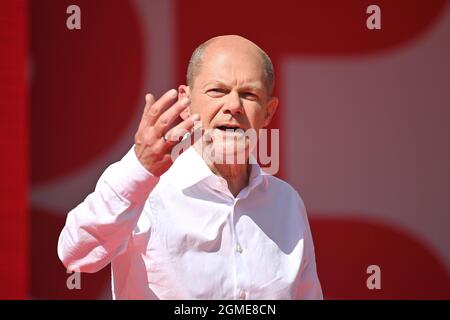 Munich, Allemagne. 18 septembre 2021. OLAF SCHOLZ sur scène, geste, image unique, motif unique découpé, demi-figurine, demi-chiffre. Événement électoral avec le candidat chancelier OLAF SCHOLZ (SPD) à Munich le 18 septembre 2021. Credit: dpa/Alay Live News Banque D'Images