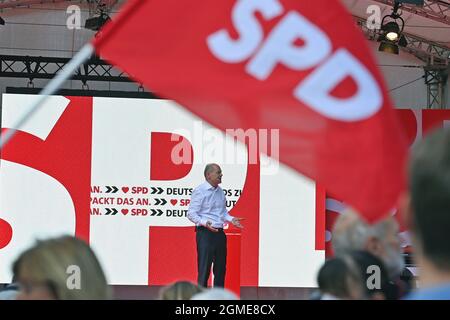 Munich, Allemagne. 18 septembre 2021. OLAF SCHOLZ sur la scène, un drapeau SPD souffle devant lui. Événement électoral avec le candidat chancelier OLAF SCHOLZ (SPD) à Munich le 18 septembre 2021. Credit: dpa/Alay Live News Banque D'Images