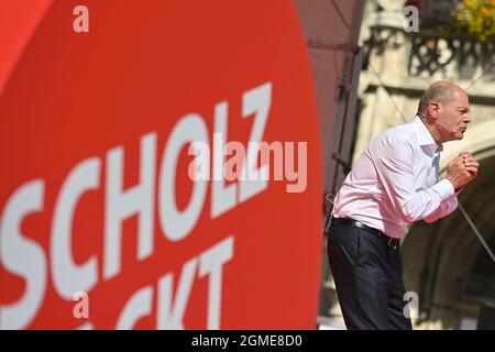 Munich, Allemagne. 18 septembre 2021. OLAF SCHOLZ sur scène, geste, image unique, motif unique découpé, demi-figurine, demi-chiffre. Événement électoral avec le candidat chancelier OLAF SCHOLZ (SPD) à Munich le 18 septembre 2021. Credit: dpa/Alay Live News Banque D'Images