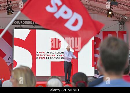 Munich, Allemagne. 18 septembre 2021. OLAF SCHOLZ sur la scène, un drapeau SPD souffle devant lui. Événement électoral avec le candidat chancelier OLAF SCHOLZ (SPD) à Munich le 18 septembre 2021. Credit: dpa/Alay Live News Banque D'Images