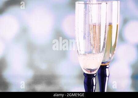 Arrière-plan avec de grands verres pour les vins mousseux. Spray champagne dans des verres en verre. Boisson de fête avec réflexion. Banque D'Images