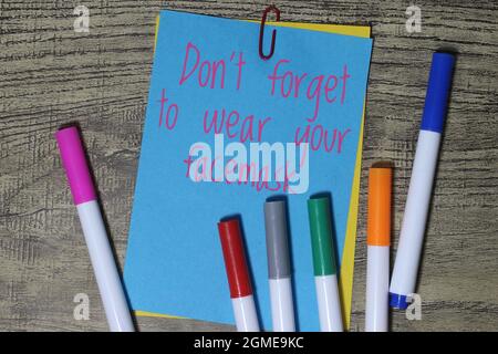 N'oubliez pas de porter votre masque écrit sur du papier à lettres couleur entouré d'un stylo coloré. Banque D'Images