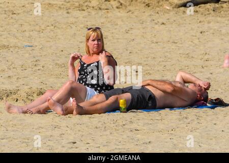 Weymouth, Dorset, Royaume-Uni. 18 septembre 2021. Météo Royaume-Uni. Baigneurs de soleil sur la plage bénéficiant du soleil d'automne chaud à la station balnéaire de Weymouth à Dorset. Crédit photo : Graham Hunt/Alamy Live News Banque D'Images