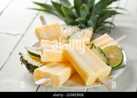 Crème glacée maison ou pop-sicles d'ananas. Pulpe de fruits congelée. Bonbons d'été. Banque D'Images