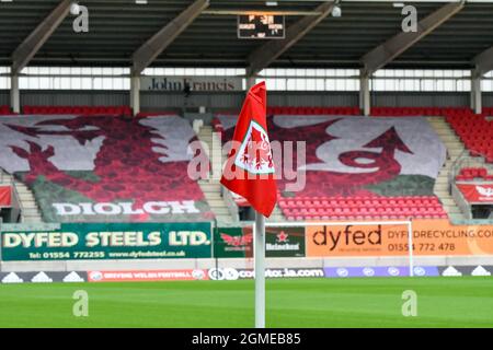 Llanelli, pays de Galles. 17 septembre 2021. Un drapeau d'angle FAW avant le groupe de qualification de la coupe du monde des femmes FIFA 2023 I match entre le pays de Galles et le Kazakhstan au parc y Scarlets à Llanelli, pays de Galles, Royaume-Uni, le 17 septembre 2021. Crédit : Duncan Thomas/Majestic Media/Alay Live News. Banque D'Images