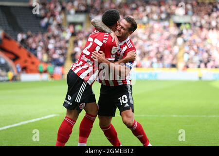 KINGSTON UPON HULL, ROYAUME-UNI. 18 SEPT. Billy Sharp (10) de Sheffield United et Morgan Gibbs-White (27) nouvellement signé célèbrent après le but d'ouverture lors du match du championnat Sky Bet entre Hull City et Sheffield United au KC Stadium, Kingston upon Hull, le samedi 18 septembre 2021. (Crédit : Emily Moorby | MI News) crédit : MI News & Sport /Alamy Live News Banque D'Images