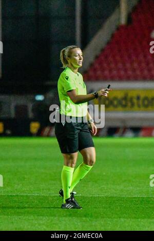 Llanelli, pays de Galles. 17 septembre 2021. Arbitre Monika Mularczyk lors de la coupe du monde de la FIFA 2023 qualification groupe I match entre le pays de Galles et le Kazakhstan au Parc y Scarlets à Llanelli, pays de Galles, Royaume-Uni, le 17 septembre 2021. Crédit : Duncan Thomas/Majestic Media/Alay Live News. Banque D'Images