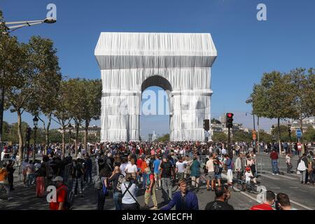 LE PREMIER JOUR DE L'OUVERTURE DE L'ARC DE TRIOMPHE EST TERMINÉ Banque D'Images